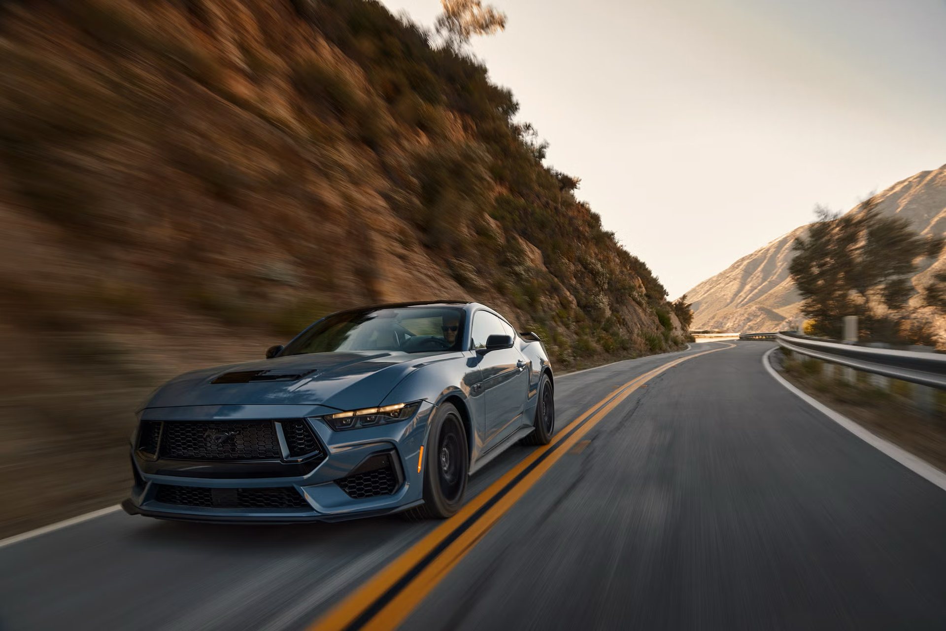 Ford Mustang GT en carretera de montaña